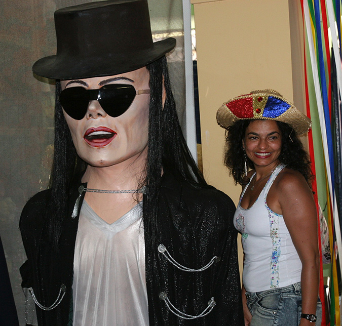 Fan beside Michael Jackson wax figure