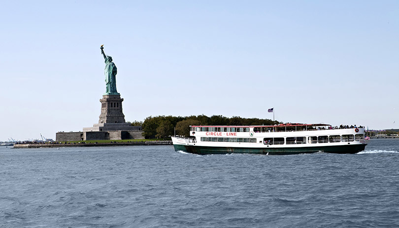 Circle Line passing by the Statue of Liberty