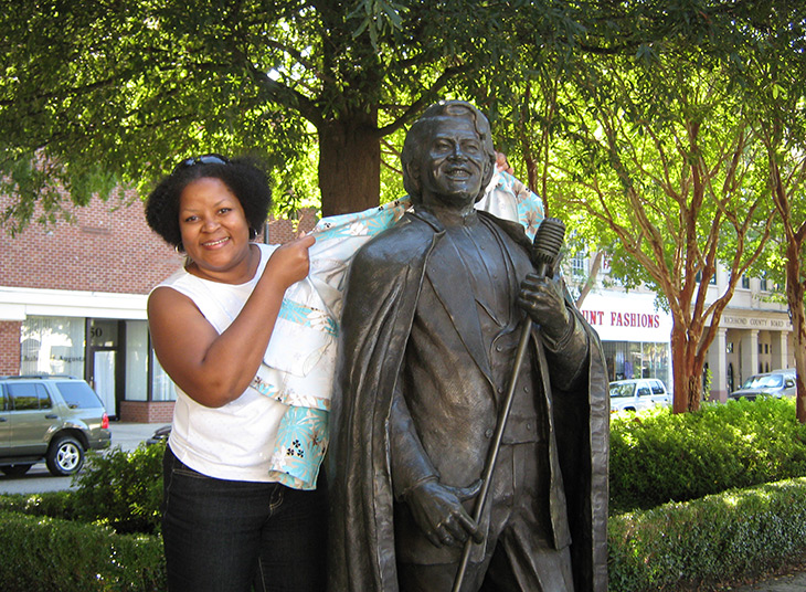Kalin Thomas next to James Brown Monument, Augusta; (c) Soul Of America